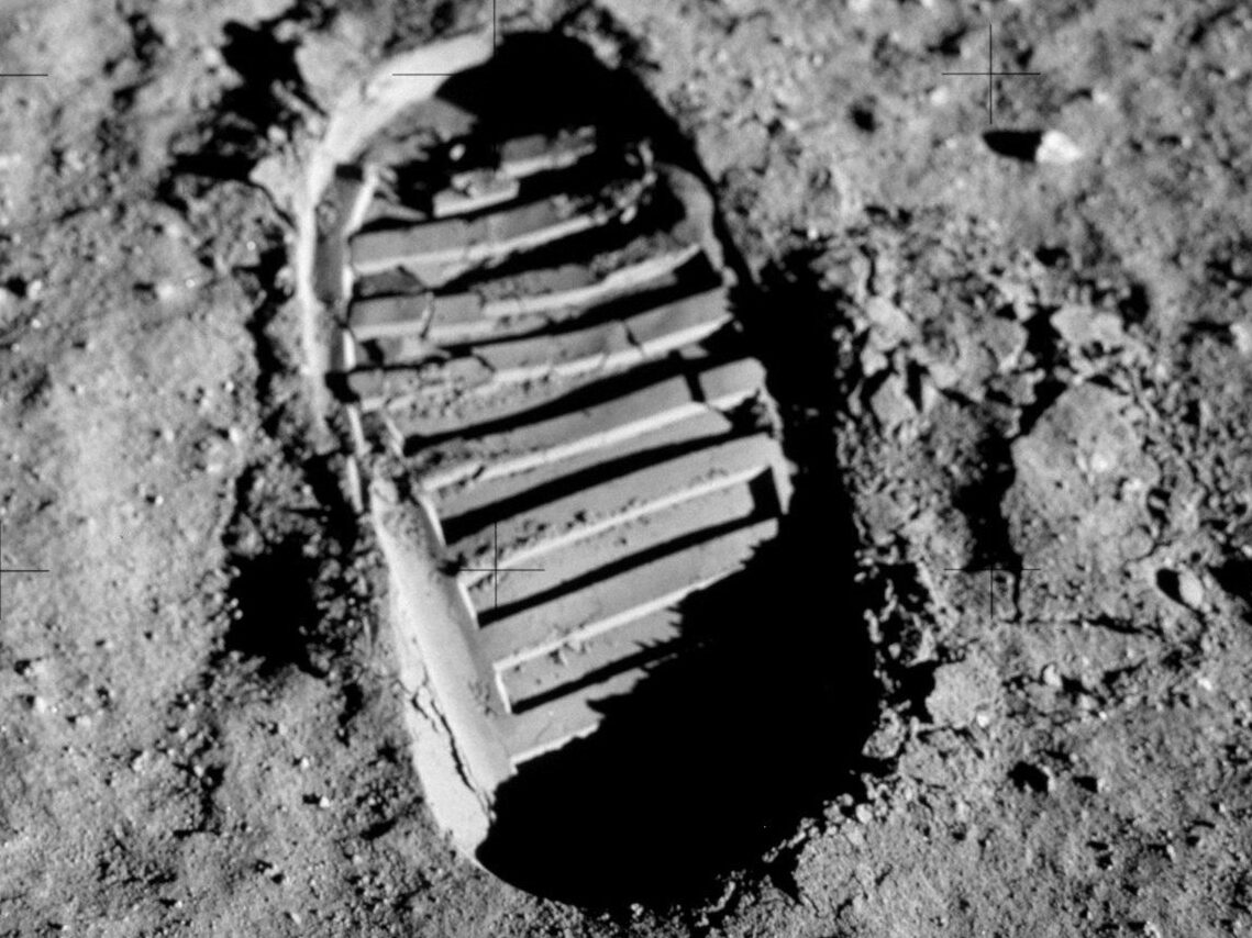 Echtes Foto: Abdruck eines Astronautenstiefels im Mondstaub